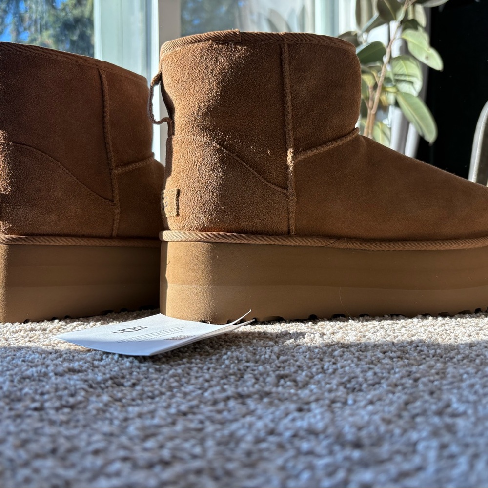 UGG Classic Mini Platform Womans 8 New with tags